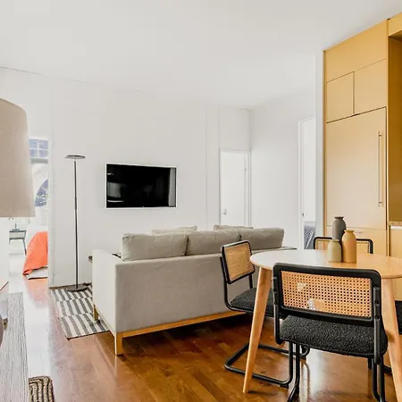 Outstanding & Bright Apartment In Midtown Manhattan